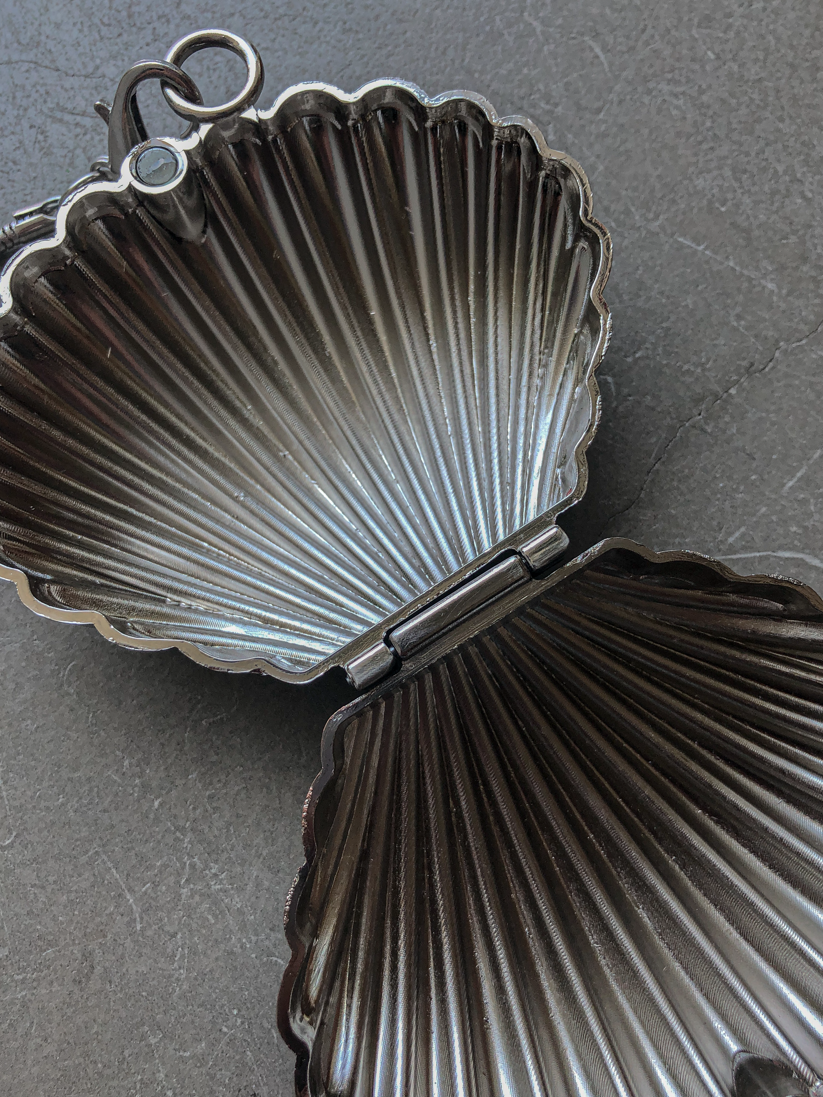 Vintage Mauve Seashell Bag by Veronique