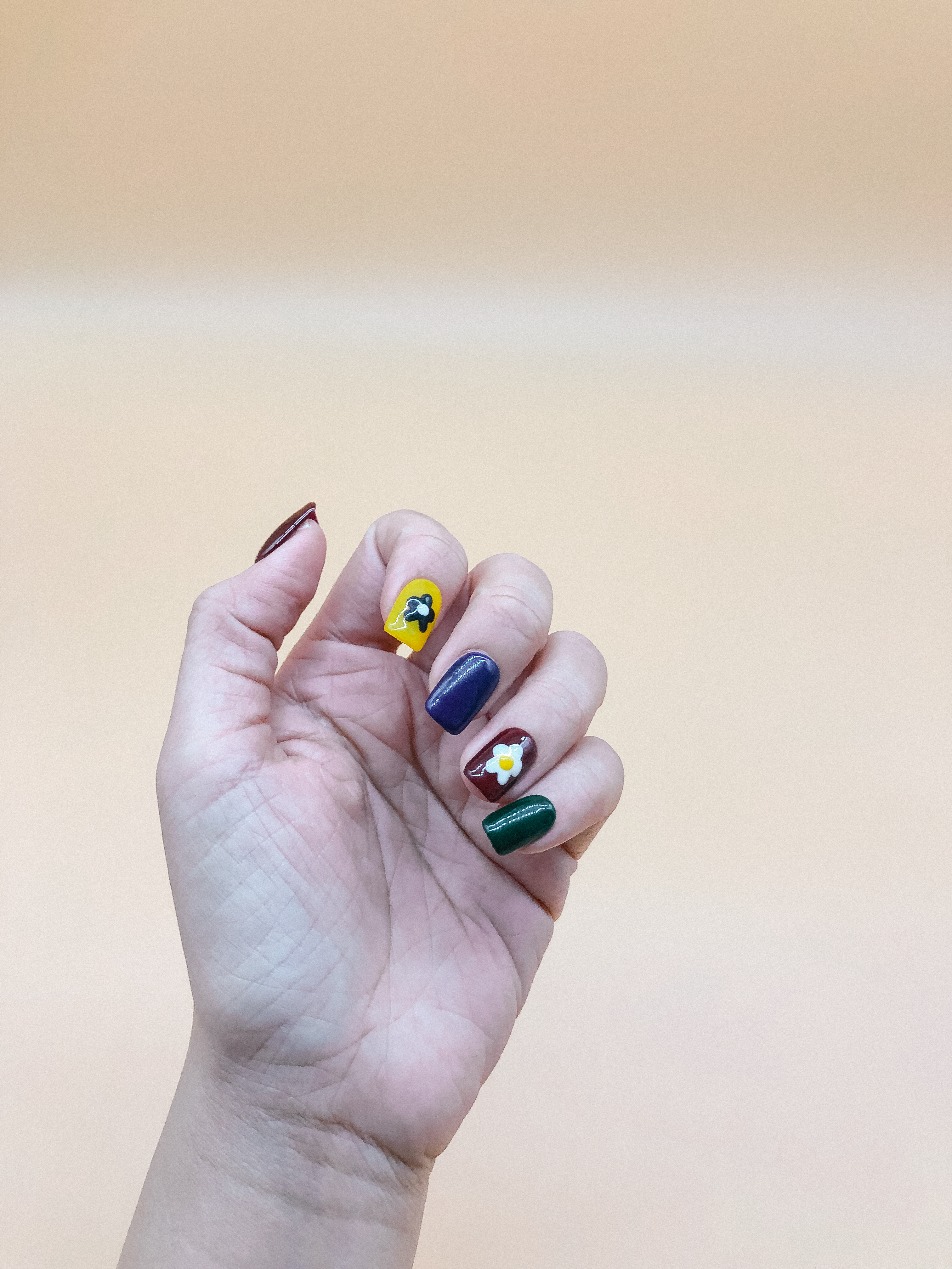 Daisy Press On Nails (Custom) by Veronique